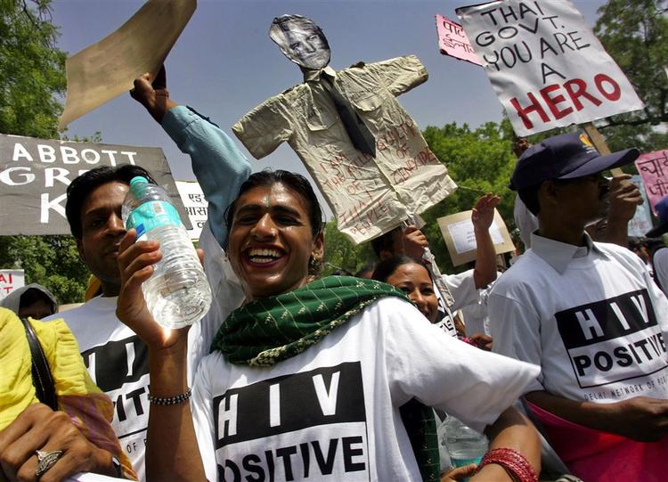 Demonstranter i Indien hylder Thailands regerings beslutning om at producere patentbelagt medicin langt billigere i kampen mod hiv og aids. 