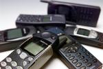 Mobiltelefonerne blev leveret tilbage en ad gangen, til gengæld for dusør. 
