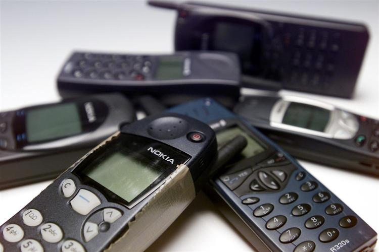 Mobiltelefonerne blev leveret tilbage en ad gangen, til gengæld for dusør. 