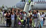 Fem glade sygeplejesker og en læge med familie og venner foran det franske præsidentfly, der fragtede dem hjem til Sofia efter otte år i Libysk fængsel. 