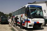 Sydkoreanerne blev kidnappet, da de kørte i denne bus af vejen mellem Kabul og Kandahar. 