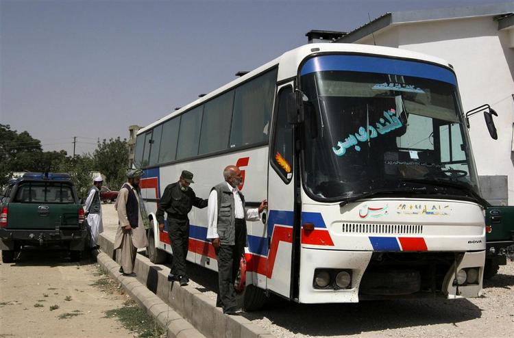 Sydkoreanerne blev kidnappet, da de kørte i denne bus af vejen mellem Kabul og Kandahar. 