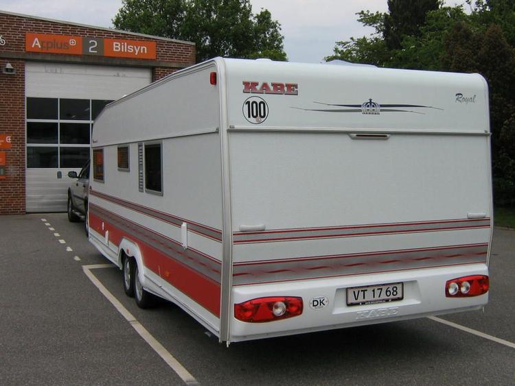 Denne danske campingvogn er godkendt til at køre 100 km/t i Tyskland. Men derfor må den godt køre 130 km/t i Frankrig. Foto: Applus+ 