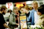 Den nyeste Harry Potter bog har slået alle salgsrekorder. 12 millioner eksemplarer er solgt siden natten til lørdag og bogen er stort set udsolgt verden over. 
