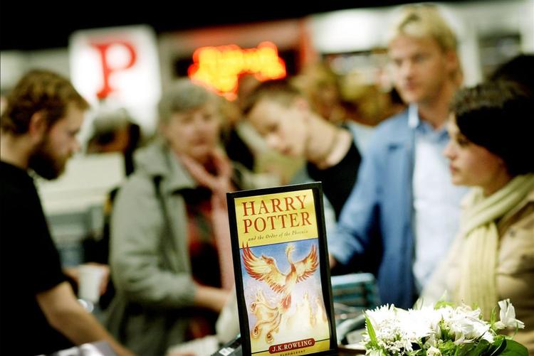 Den nyeste Harry Potter bog har slået alle salgsrekorder. 12 millioner eksemplarer er solgt siden natten til lørdag og bogen er stort set udsolgt verden over. 