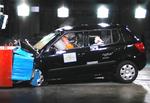 Efter mødet med den deformerbare barriere med en fart på 64 km/t er selve kabinen i Skoda Fabia intakt. Men der er nogle skarpe kanter under instrumentpanelet, der kan give knæskader til fører og passager. Foto: Euro NCAP 