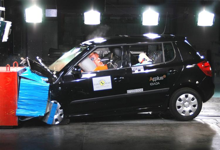 Efter mødet med den deformerbare barriere med en fart på 64 km/t er selve kabinen i Skoda Fabia intakt. Men der er nogle skarpe kanter under instrumentpanelet, der kan give knæskader til fører og passager. Foto: Euro NCAP 