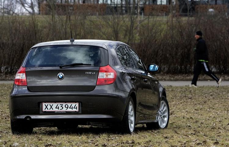 Skift farve på nummerpladen og få bilen omtrent til det halve. BMW er klar med den lille 1-serie på gule plader i løbet af efteråret. 