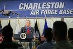 George Bush holdt tale foran soldaterne på Charleston Flybase i South Carolina i dag. Charleston Air Force Base 