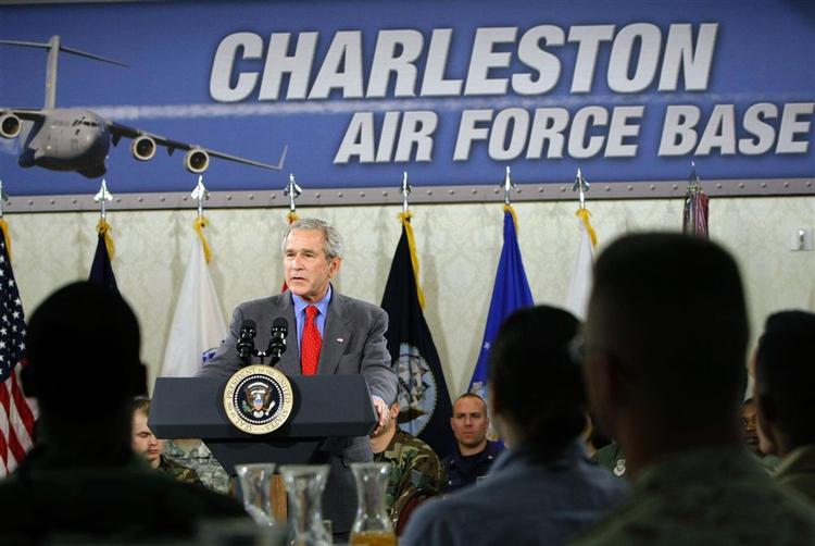 George Bush holdt tale foran soldaterne på Charleston Flybase i South Carolina i dag. Charleston Air Force Base 