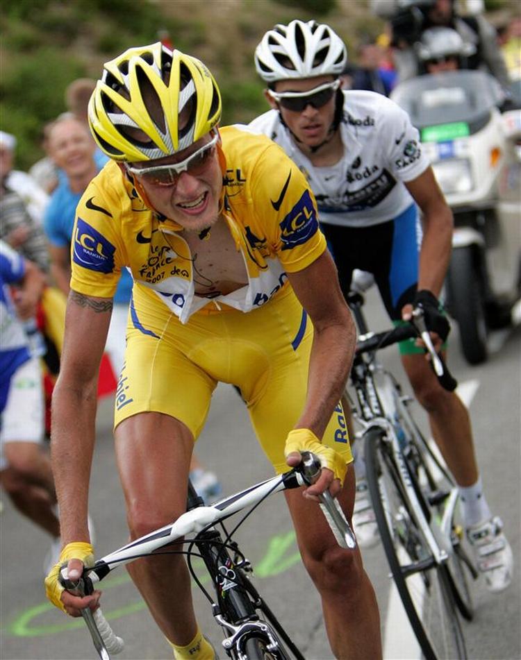 Michael Rasmussen forudser, at dagens monsteretape med fem bjergspurter, bliver et opgør mellem ham og Contador. 