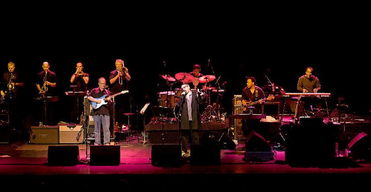 Når der ikke sprang flere gnister til koncerten med Steely Dan, var en af flere grunde, at de mange musikere var så dygtige i håndtering af deres instrumenter, at det hele blev en kende for ensartet. Foto: Thomas Lekfeldt 