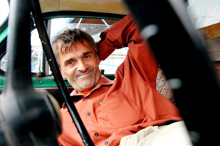 Det tjekkiske hold ved VM består af forhenværende stof- eller alkoholmisbrugere, som gennemgår en efterbehandling ved organisationen Sananim. Josef Safarik, der her ses i sit 'hjem' i form af en Skoda. Lederen har taget ham med på holdet for at give ham en ny chance. Foto: Lubomir Kotek 