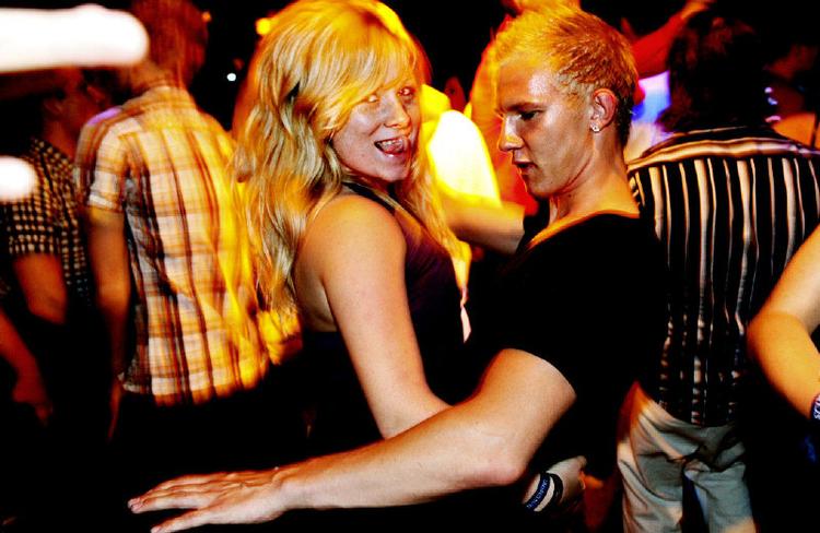 Sabrine og Carina har taget sugerør med hjemmefra til fest i Lloret de Mar. Michael (øverst) forsøger at holde tungen lige i munden på  dansegulvet sammen med Ida, som han har mødt tidligere på aftenen. 
