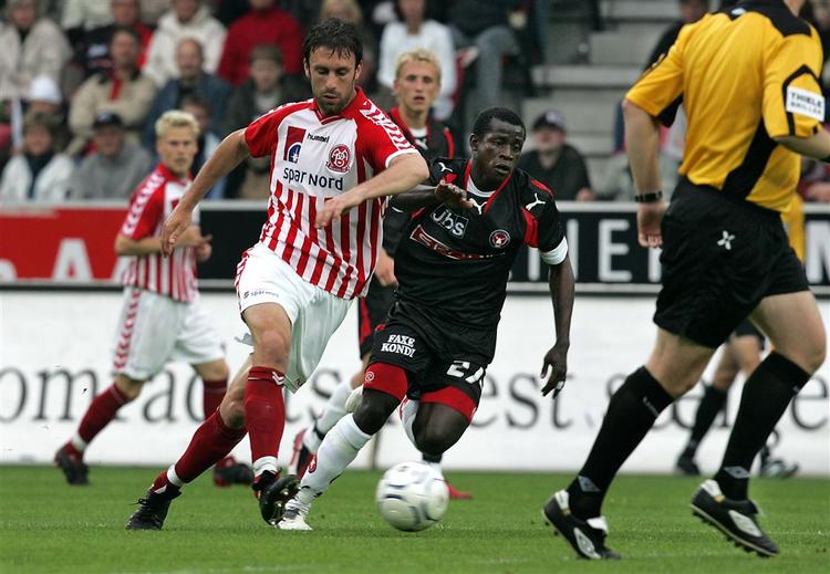 Rade Prica slider sig gennem FC Midtjyllands forsvar. 