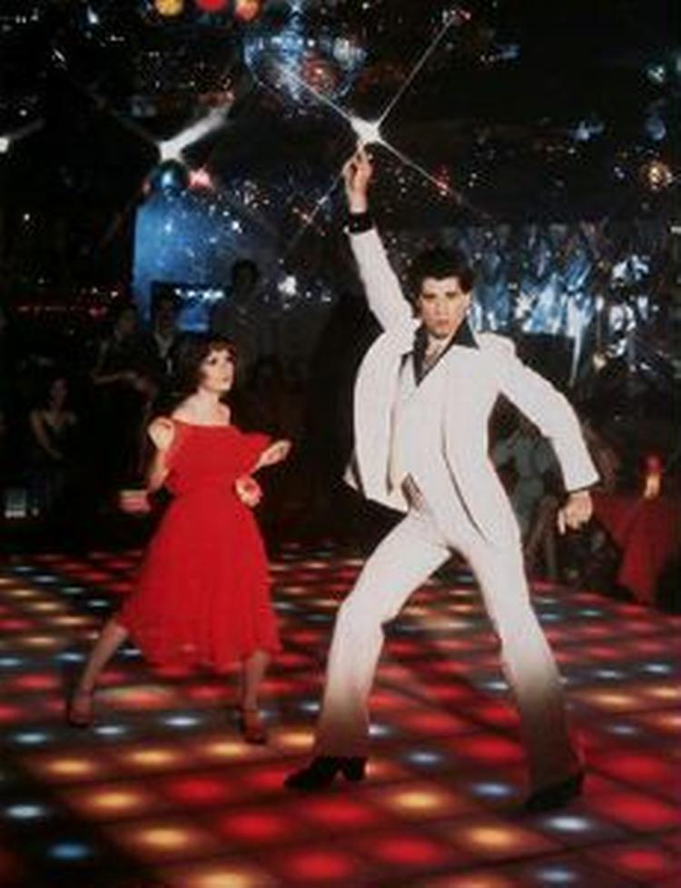 John Travolta dansede sig i 1977 i filmen 'Saturday Night Fever' til kultstatus. Nu er gulvet under ham sat til salg. - Foto: AP 