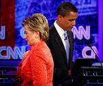 Efter et tv- og netvalgmøde er de to demokratiske kandidater, Hillary Clinton og Barack Obama, røget i totterne på hinanden i det helt centrale spørgsmål om sikkerhedspolitik og især dialog med de såkaldte slyngelstater.  Foto: Charles Dharapak/AP 