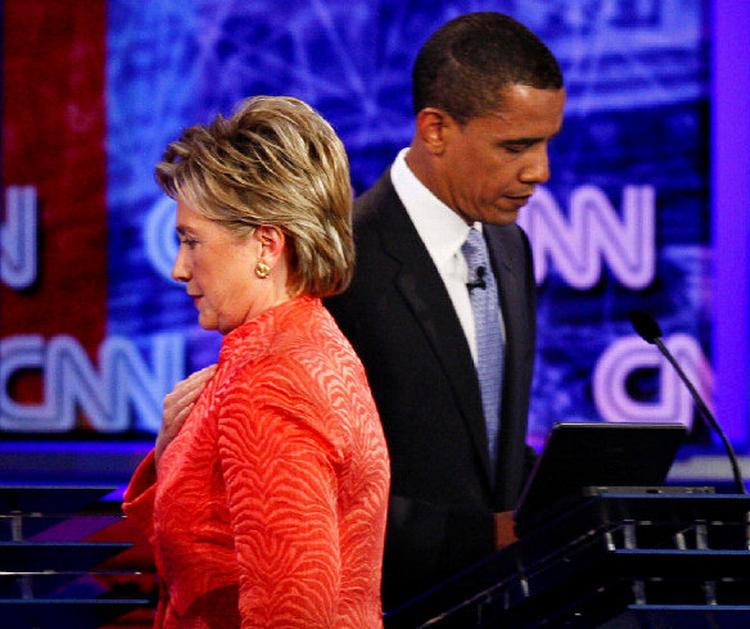 Efter et tv- og netvalgmøde er de to demokratiske kandidater, Hillary Clinton og Barack Obama, røget i totterne på hinanden i det helt centrale spørgsmål om sikkerhedspolitik og især dialog med de såkaldte slyngelstater.  Foto: Charles Dharapak/AP 