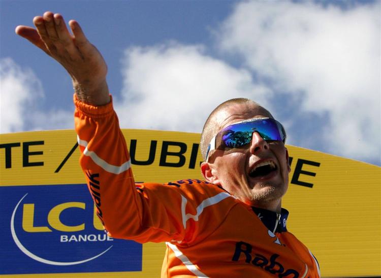 »Da jeg havde haft den afgørende samtale med Theo de Rooij, blev jeg bedt om at forlade hotellet. Så der er ikke tale om, at jeg sneg mig ud«, fortæller Michael Rasmussen om sit exit fra Tour de France. 