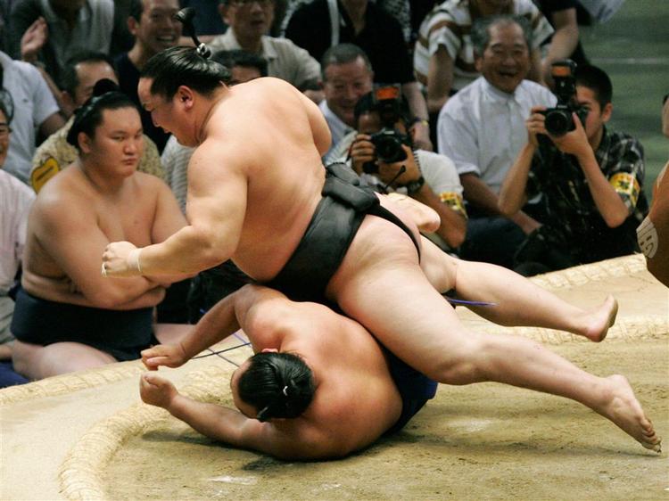 Med sine 150 kg er Asashoryu næppe sjov at havne under som det er sket her for Takamisakari under et stævne i Nagoya. 