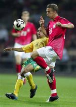 Benedict Vilakazi (i gult) har spiller 30 landskampe for Sydafrika, blandt andet mod Lukas Podolski og Tyskland. 