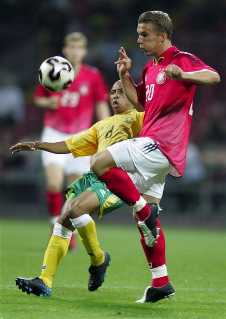 Benedict Vilakazi (i gult) har spiller 30 landskampe for Sydafrika, blandt andet mod Lukas Podolski og Tyskland. 