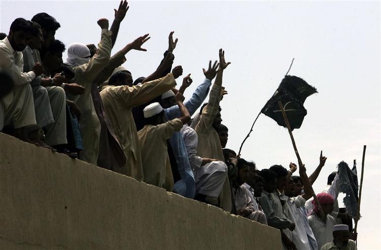 Hundredevis af radikale muslimer demonstrerede ved Den Røde Moske i Islamabad i dag. 