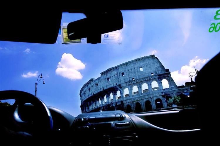 De to mænd kyssede hinanden i nærheden af Roms Colosseum. 