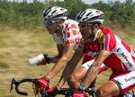 Soler napper en forfriskning under gårsdagens overvejende flade 18. etape af årets Tour de France. 