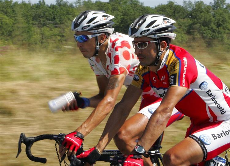 Soler napper en forfriskning under gårsdagens overvejende flade 18. etape af årets Tour de France. 