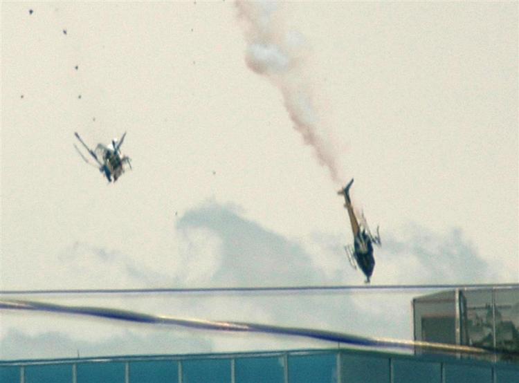 De to helikoptere styrter mod jorden efter kollissionen. 