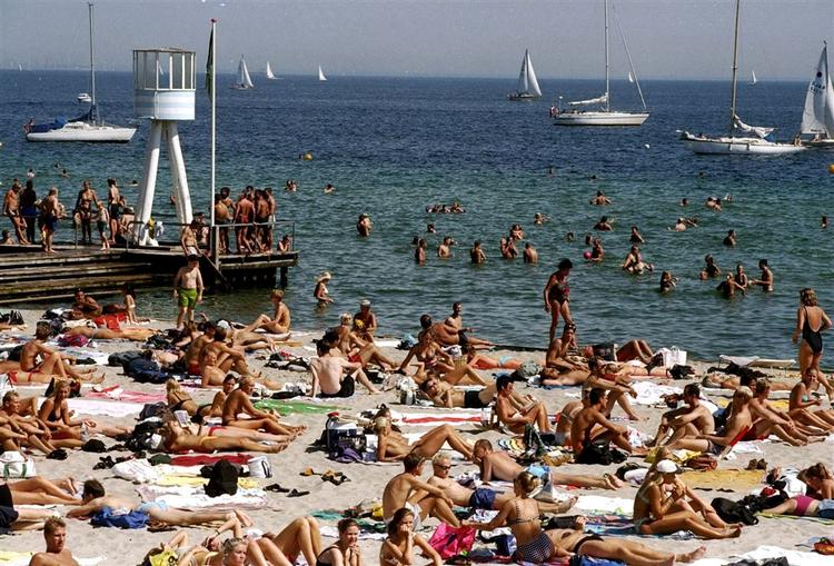 Kvinderne ved Bellevue er ligeså sexede som dem ved Rio de Janeiros berømte strand Copacabana, bare mere lyshårede, mener New York Times rejseanmelder. 