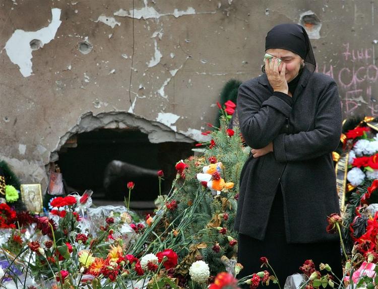 Pårørende til ofre for massakren på Skole nummer 1 i Beslan peger på de russiske sikkerhedstyrker som de ansvarlige for gidseltagningens tragiske afslutning. 