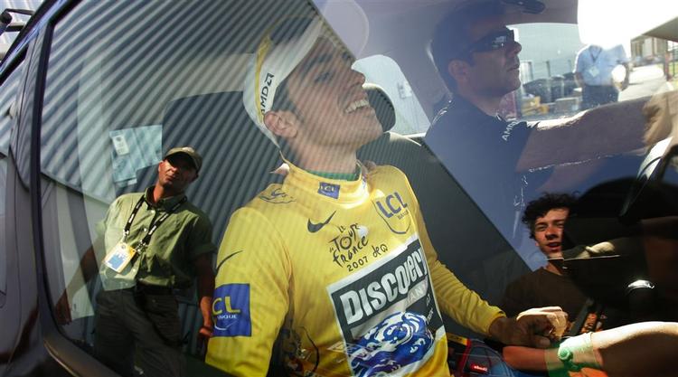 Spanske Alberto Contador vinder årets Tour de France. Her ses han efter den afgørende enkeltstart i går. 