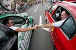 Løbsdirektør Jean Francois Pescheux ryster hånd med den syvdobbelte tourvinder Lance Armstrong under gårsdagens etape. 