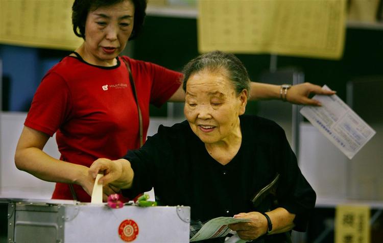 En ældre japansk kvinde afgiver sin stemme. 