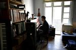 Peter Rosendahl har ene mand indspillet de mange instrumentstemmer, der optræder på hans soloplade. 