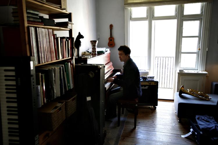 Peter Rosendahl har ene mand indspillet de mange instrumentstemmer, der optræder på hans soloplade. 