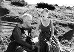 Max von Sydow som ridderen Antonius Block og Bibi Andersson som gøgleren Mia i Ingmar Bergmans drama 'Det syvende segl', der modtog juryens pris ved filmfestivalen i Cannes. 