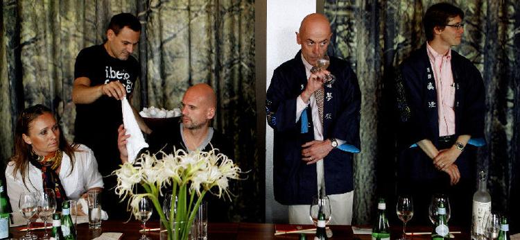 På Sticks'n Sushi i Nansensgade forsøgte to såkaldte 'sake-sommelierer' fra det japanske luksusbryggeri Masumi at lære de fremmødte europæere at drikke japansk nationaldrik. Foto: Peter Hove Olesen 