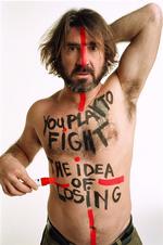 Flamboyante Eric Cantona besøger VM i fodbold for hjemløse i morgen og overmorgen. 