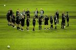 Rundkreds taktik. Måske diskuterede cheftræner Ståle Solbakken og assistenten Peter Nielsen ved den sidste træning, om Niclas Jensen eller Oscar Wendt skal spille venstre back mod Beitar Jerusalem? 
