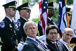 Justitsminister Alberto Gonzales (i midten) med præsident George W. Bush og sikkerhedsminister Michael Chertoff. 