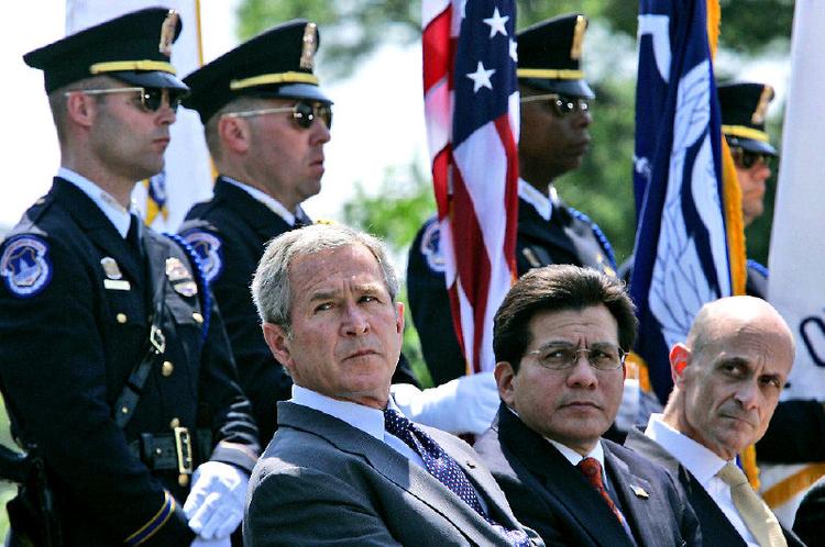 Justitsminister Alberto Gonzales (i midten) med præsident George W. Bush og sikkerhedsminister Michael Chertoff. 