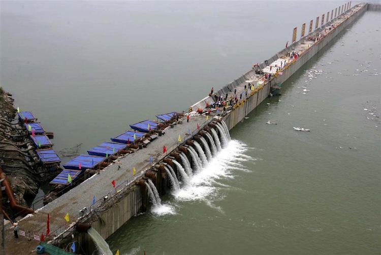 Arkivfoto fra 2006 af Kinas - og verdens - største dæmningsprojekt, De Tre Slugters Dæmning. 