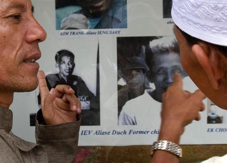 Tuol Sleng er i dag et folkemordsmuseum, hvor der er gamle sort-hvide fotos af styrets tidligere tortorchef, der i dag var i vidnesskranken i det internationale tribunal i Phnom Penh. 