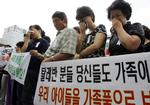 Slægtninge til de koreanske gidsler i Afghanistan græd under et udendørs pressemøde i Seoul. 