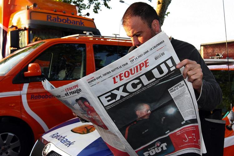 Forsiden af den franske avis L'Equipe dagen efter eksklusionen af Rasmussen fra Tour de France. 