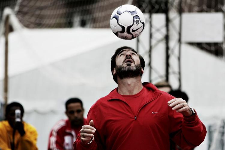 Eric Cantona er i Danmark i anledning af VM i fodbold for hjemløse. 