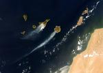 På dette satellitbillede kan man se røgen fra Tenerife, til venstre i midten, og Gran Canaria, til højre i midten. 